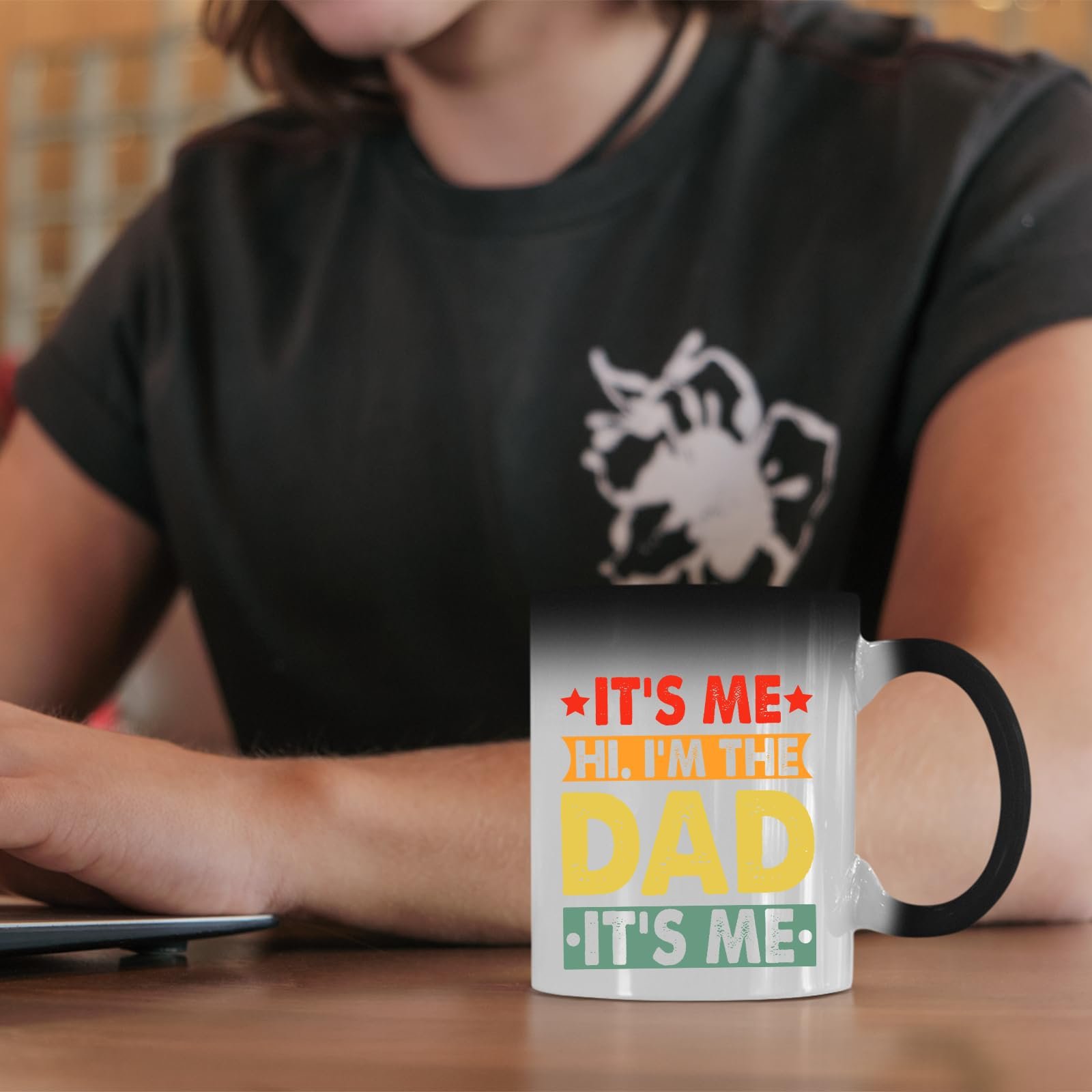 617nuhvzvfl.jpg It’s Me Hi I’m the Dad colour changing mug on a desk beside a laptop