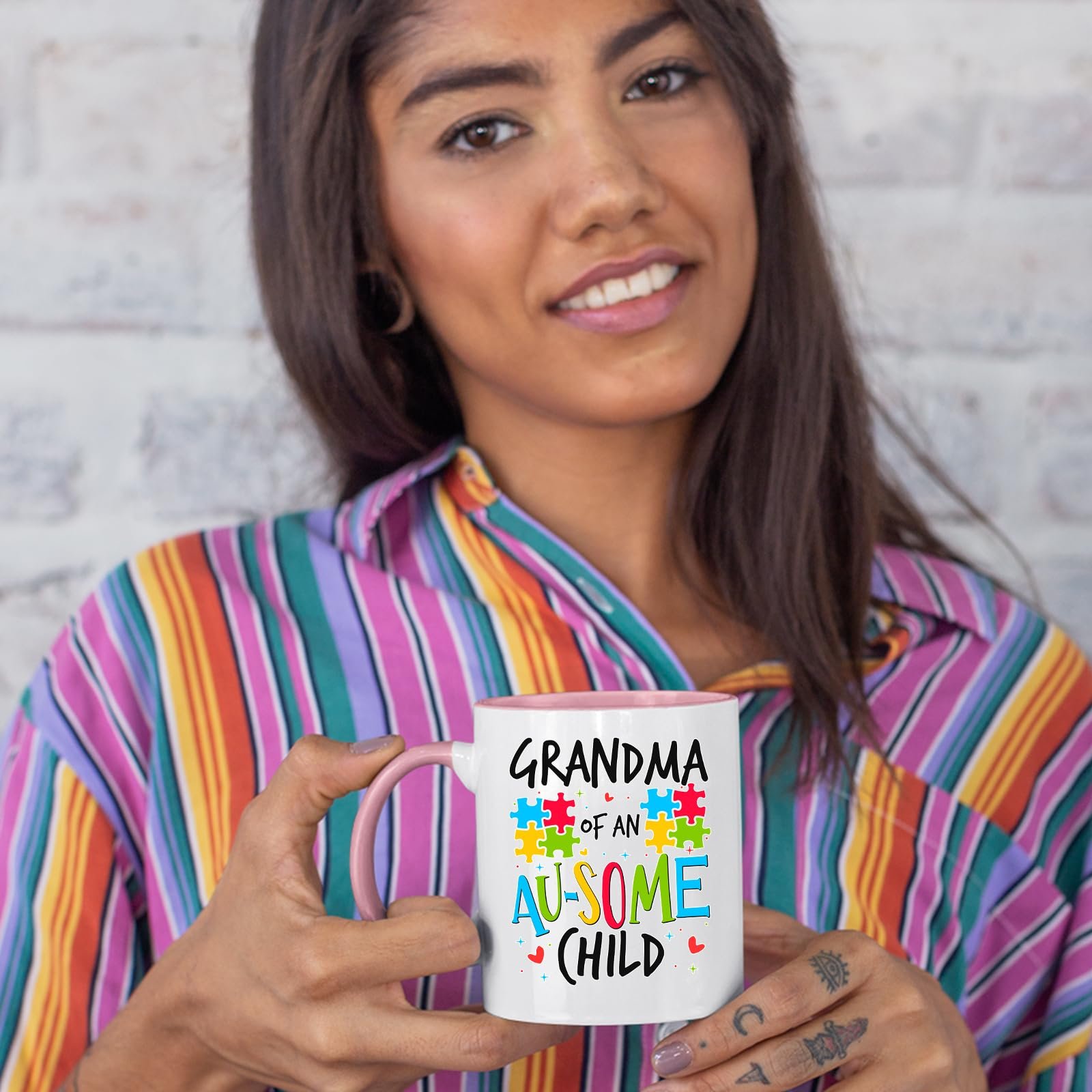 715lr1uizcl.jpg Woman in a striped shirt holding the Grandma of an Au-Some Child colour handle mug