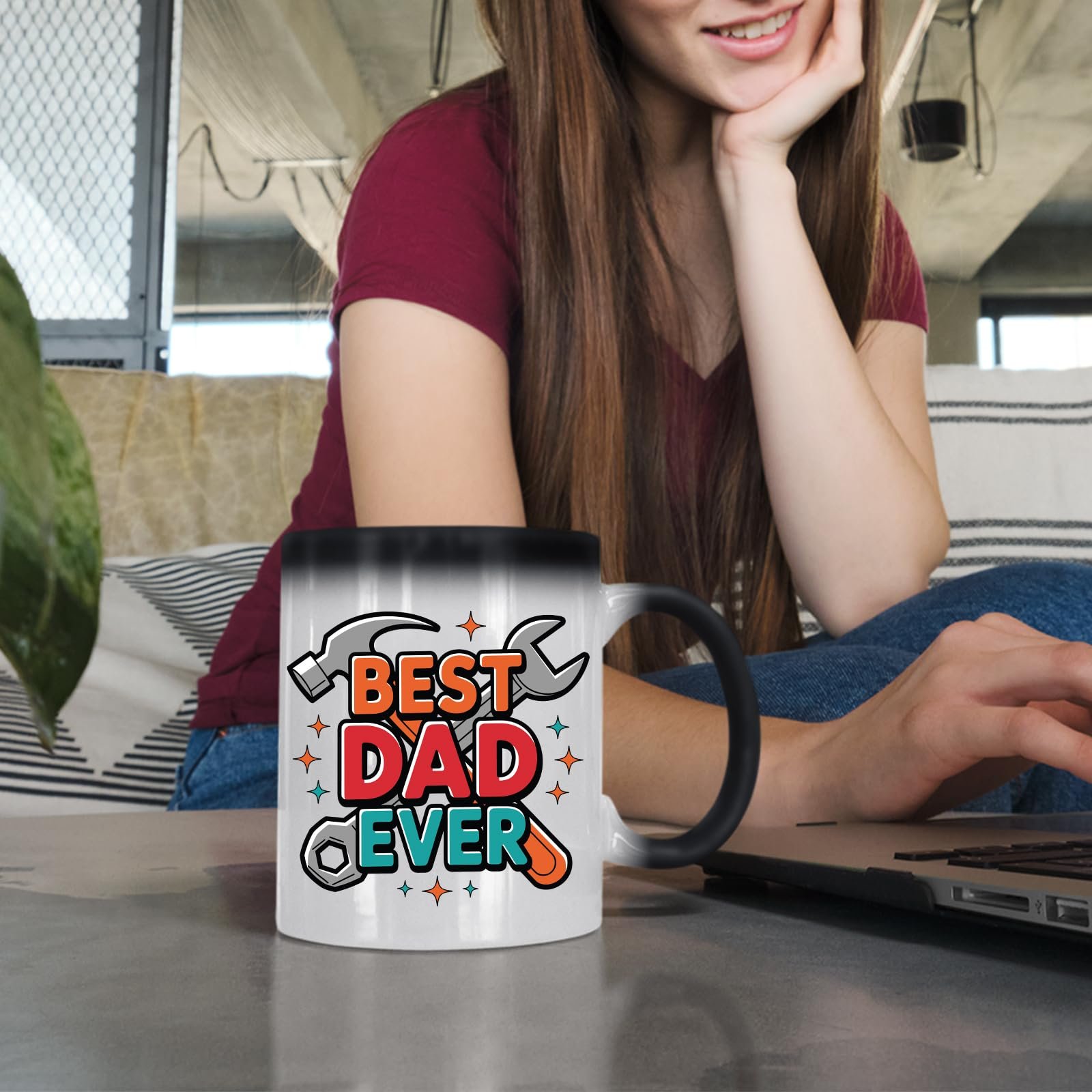 715yyvliu l.jpg Woman at a laptop with the Best Dad Ever tools colour changing mug