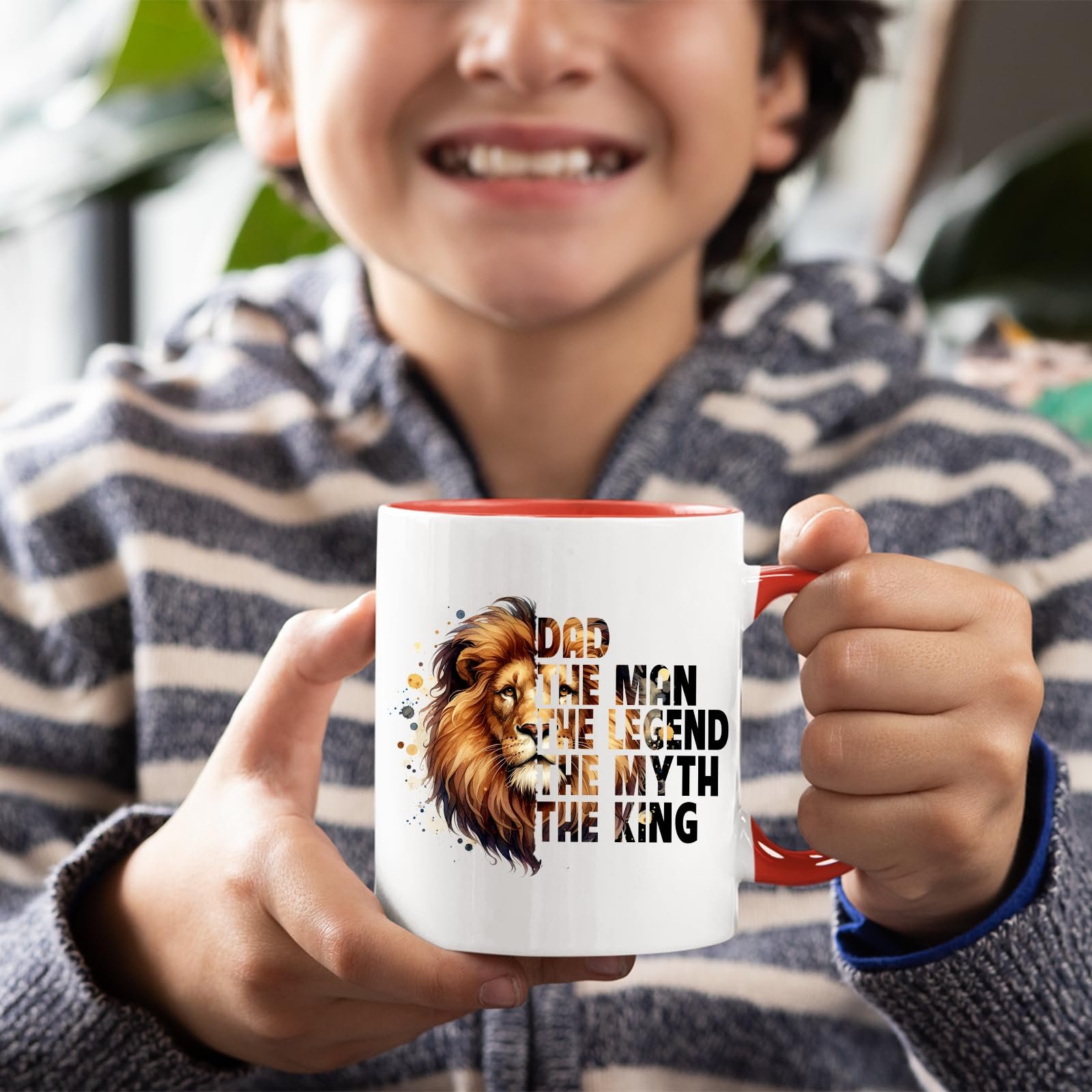 718nski00ml.jpg Smiling child holding the Dad the King lion mug with a red handle