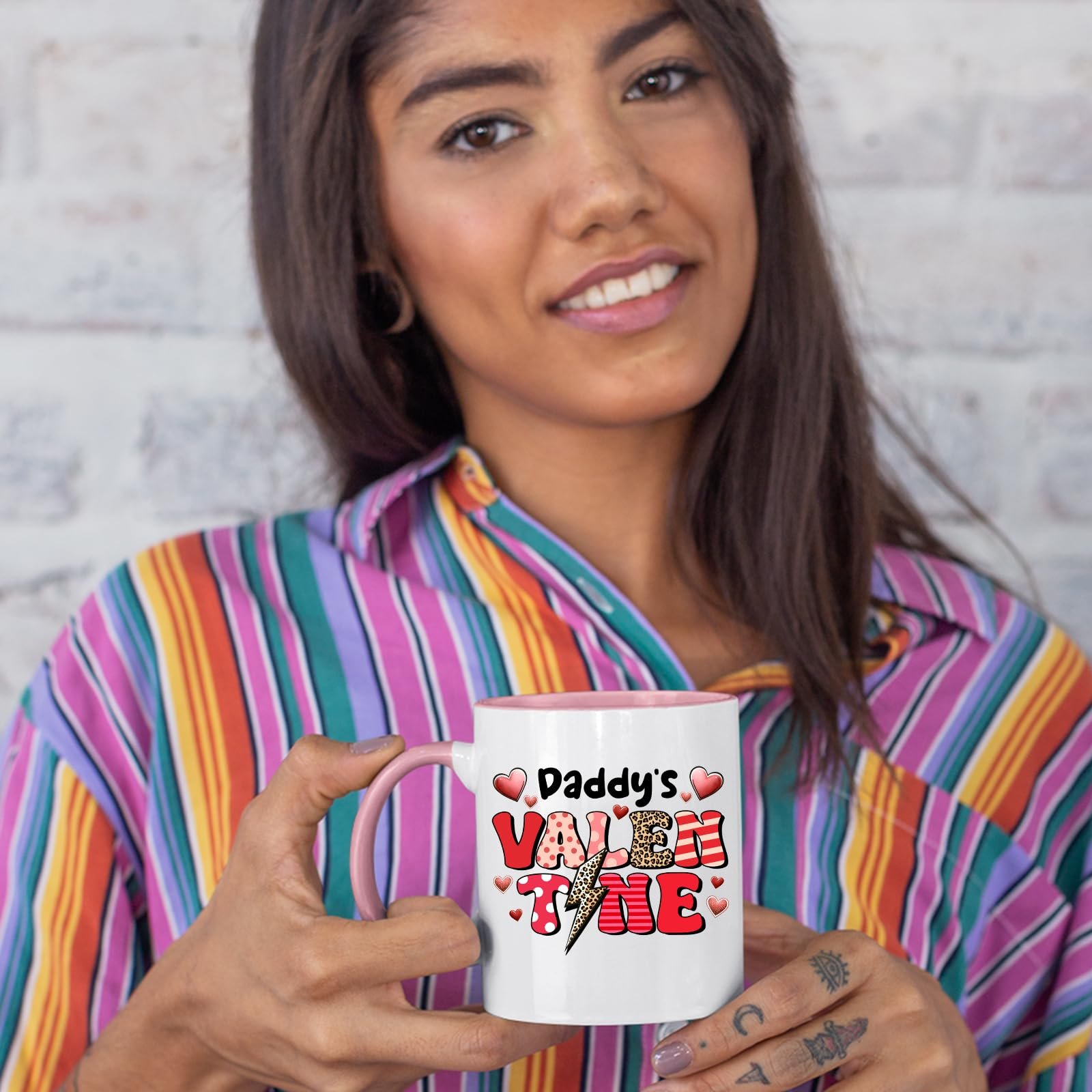 71hdbajatbl.jpg Woman in a striped shirt holding the Daddy’s Valentine colour handle mug