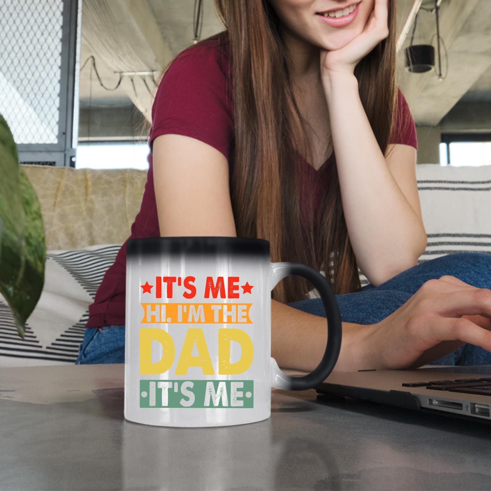 71ikymkmutl.jpg Woman at a laptop with the It’s Me Hi I’m the Dad colour changing mug