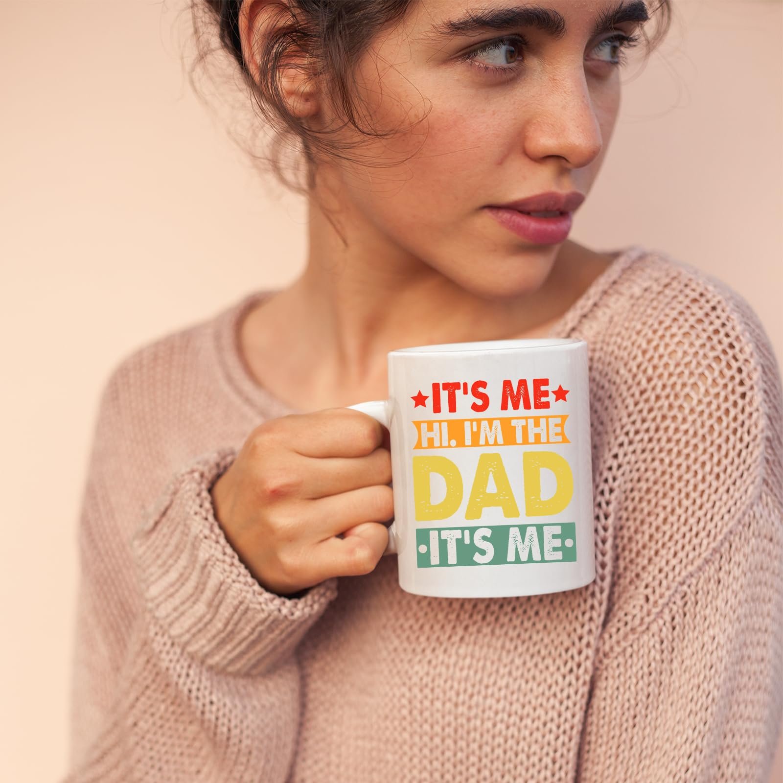 71ll27p0qyl.jpg Woman in a pink jumper holding the It’s Me Hi I’m the Dad mug