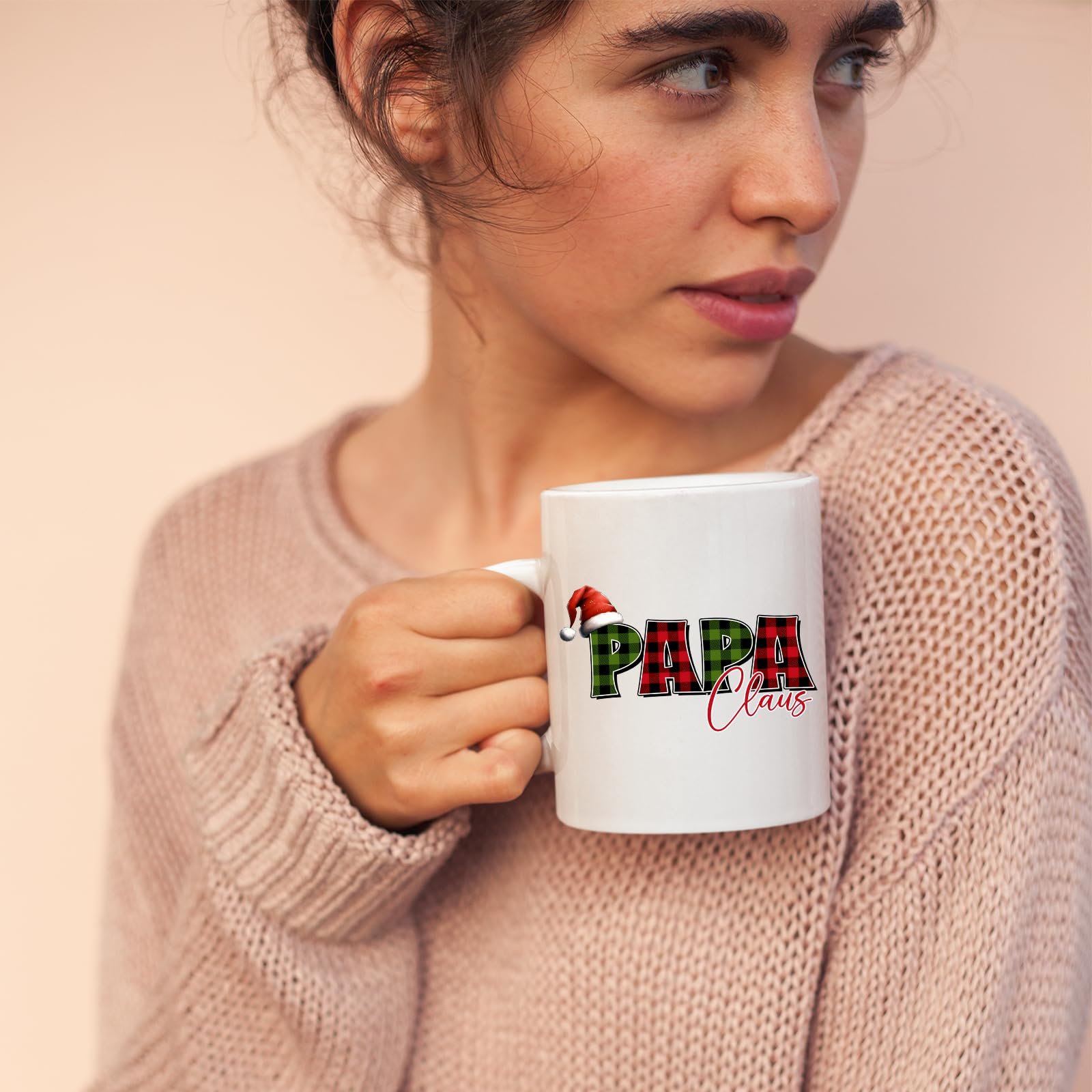 71memqlghil.jpg Woman in a pink jumper holding the Papa Claus mug