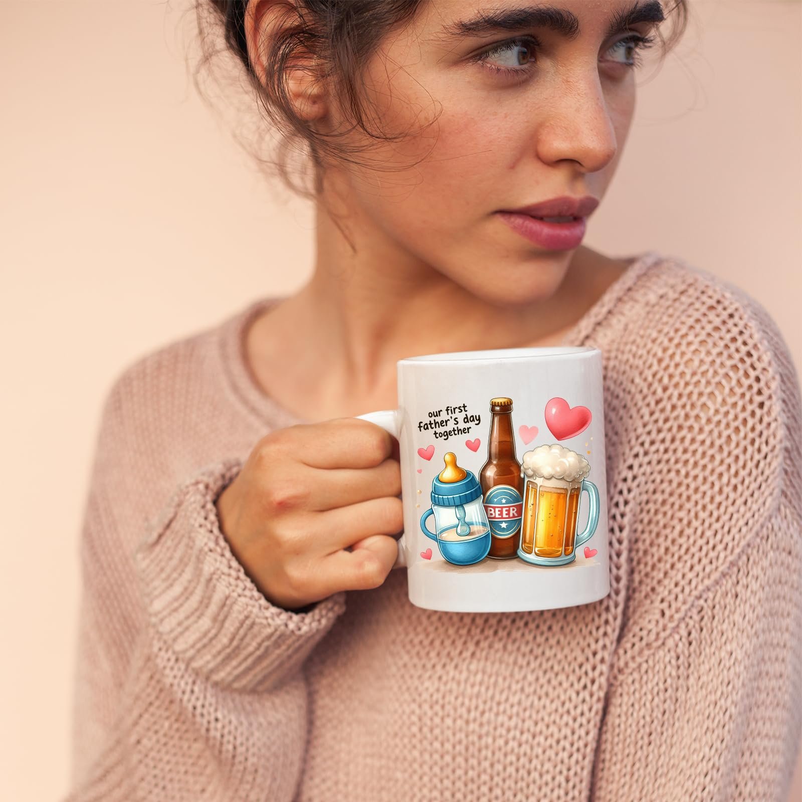 71swopyvhbl.jpg Woman in a pink jumper holding the First Father’s Day hearts mug