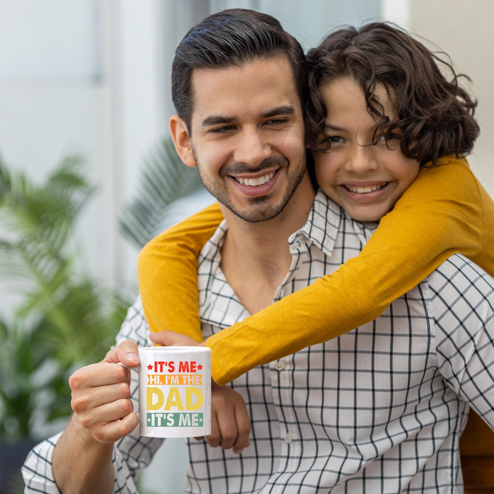 71 4loxha7l.jpg Smiling dad holding the It’s Me Hi I’m the Dad mug as his son hugs him