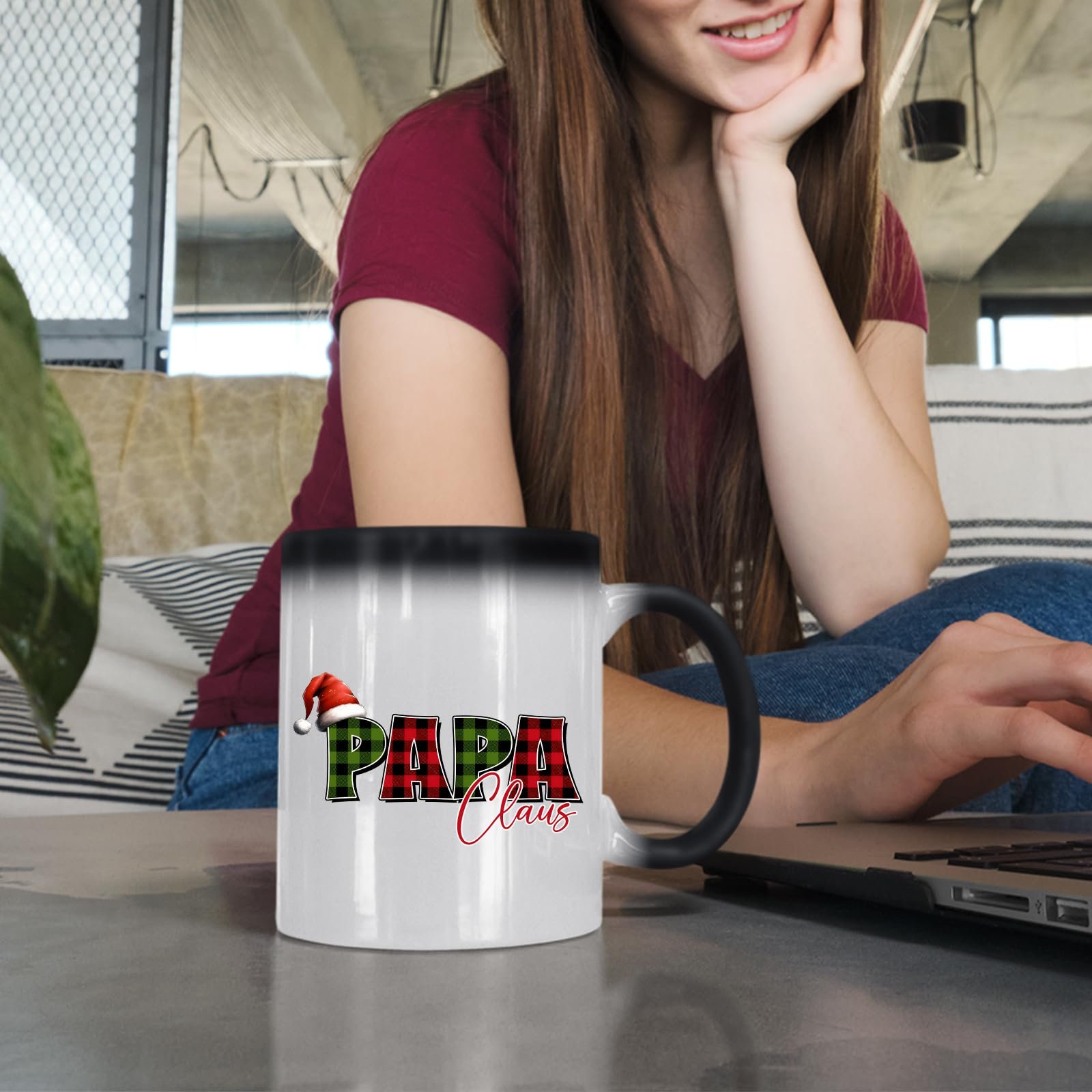 71 g3wih7fl.jpg Woman at a laptop with the Papa Claus colour changing mug