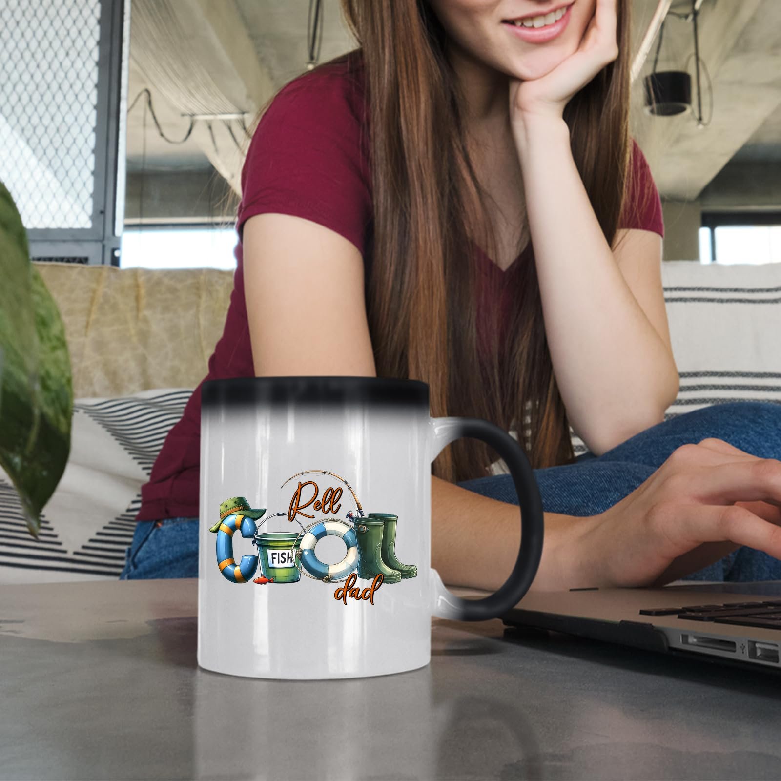 71astacq fl.jpg Woman at a laptop with the Reel Cool Dad colour changing mug