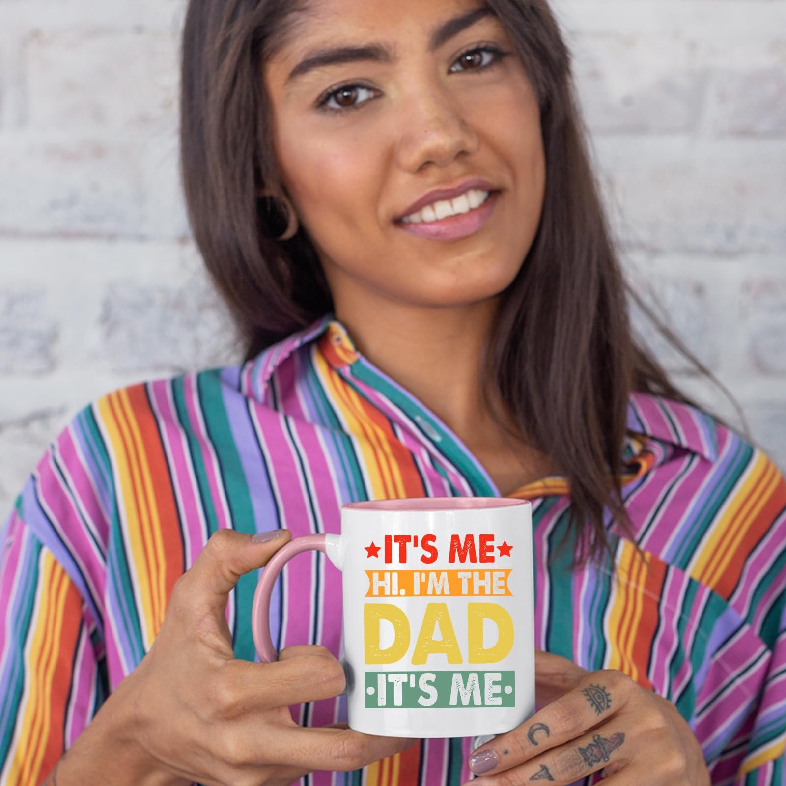 71caylm 1xl.jpg Woman in a striped shirt holding the It’s Me Hi I’m the Dad colour handle mug