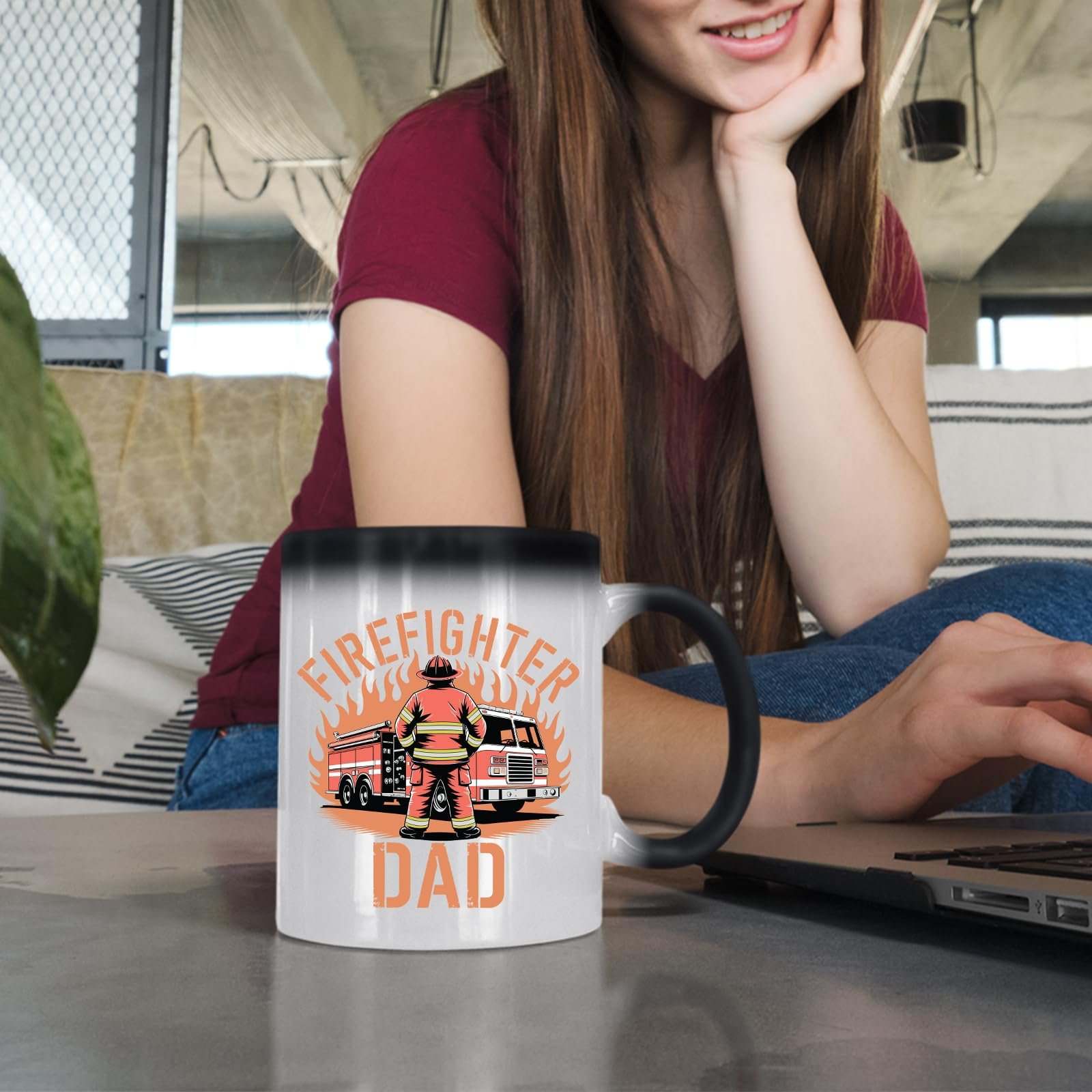 71eql68hull.jpg Woman at a laptop with the Firefighter Dad colour changing mug