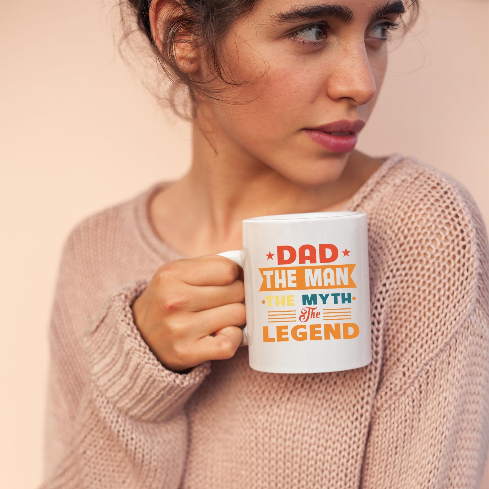71hazfajutl.jpg Woman in a pink jumper holding the Dad the Man retro mug