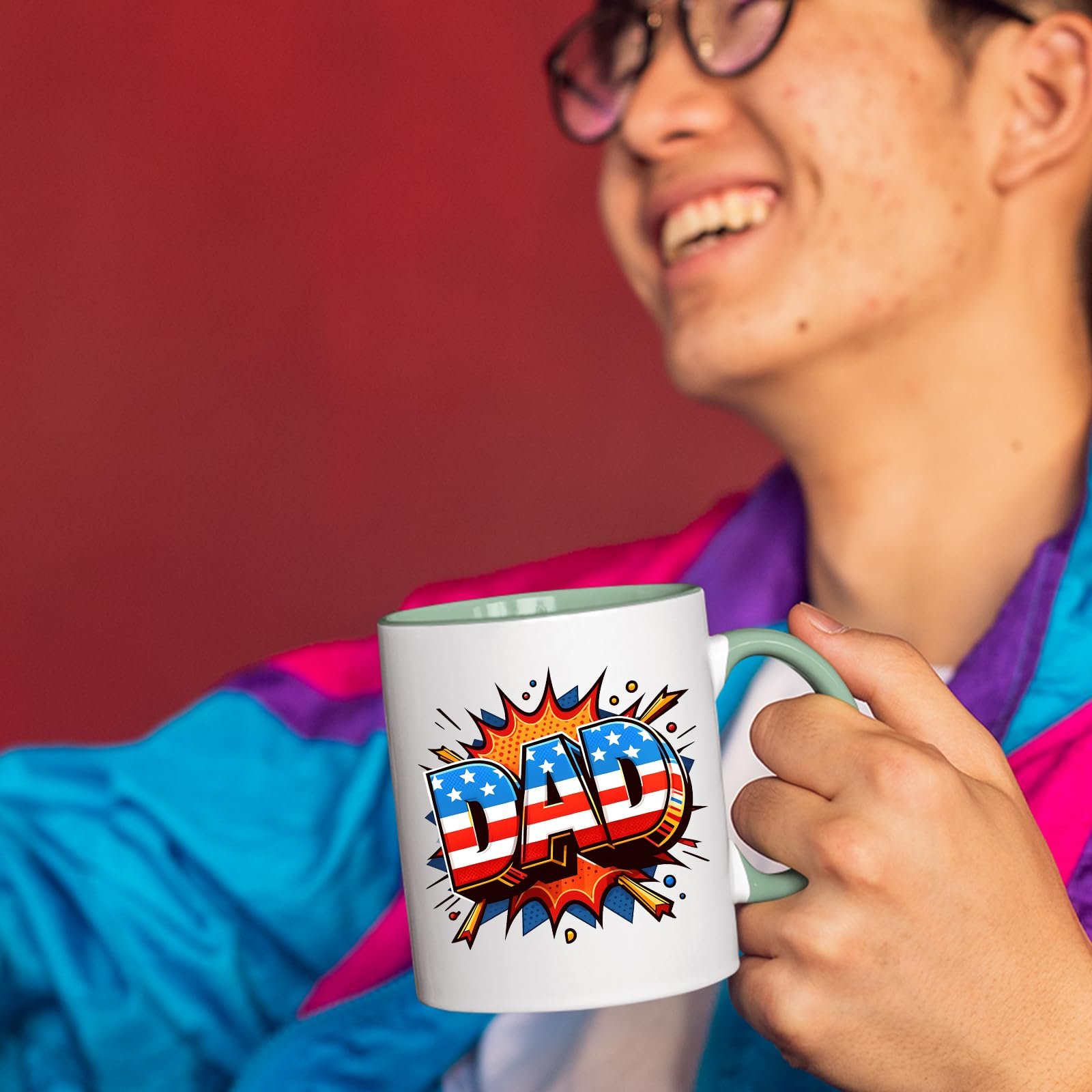 71pccbr3e8l.jpg Smiling person in a colourful jacket holding the Stars and Stripes DAD mug with a light green handle