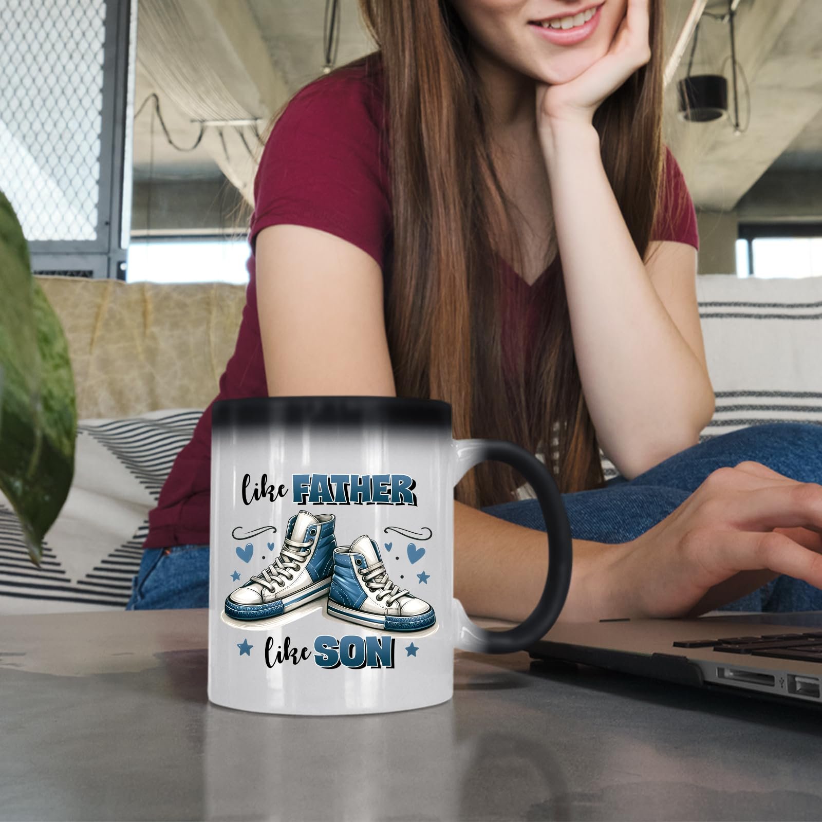 71pdhtn0xel.jpg Woman at a laptop with the Like Father Like Son colour changing mug