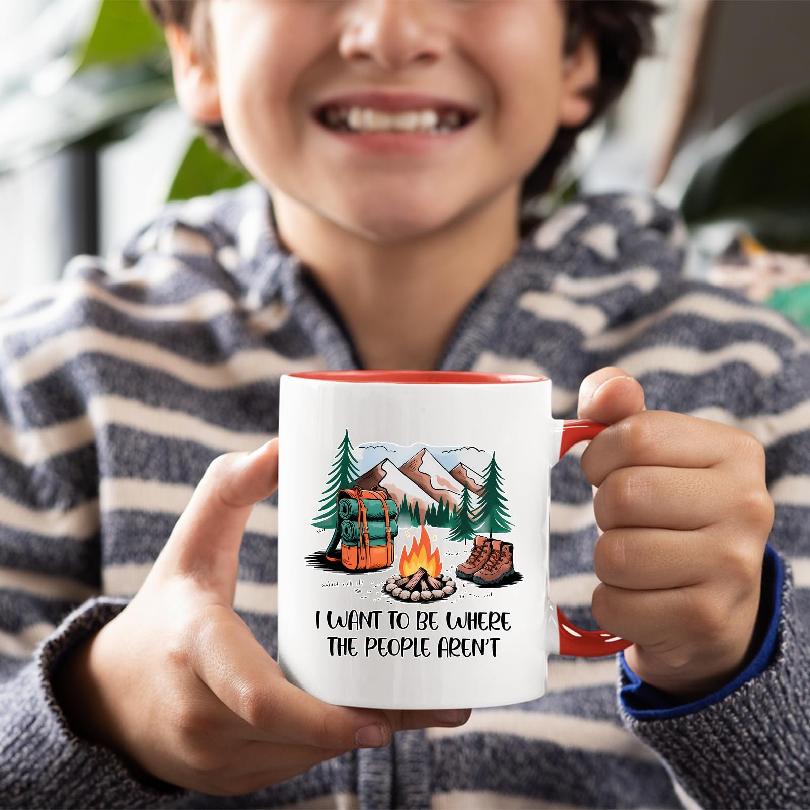 71px0 kd9ol.jpg Smiling child holding the camping escape mug with a red handle