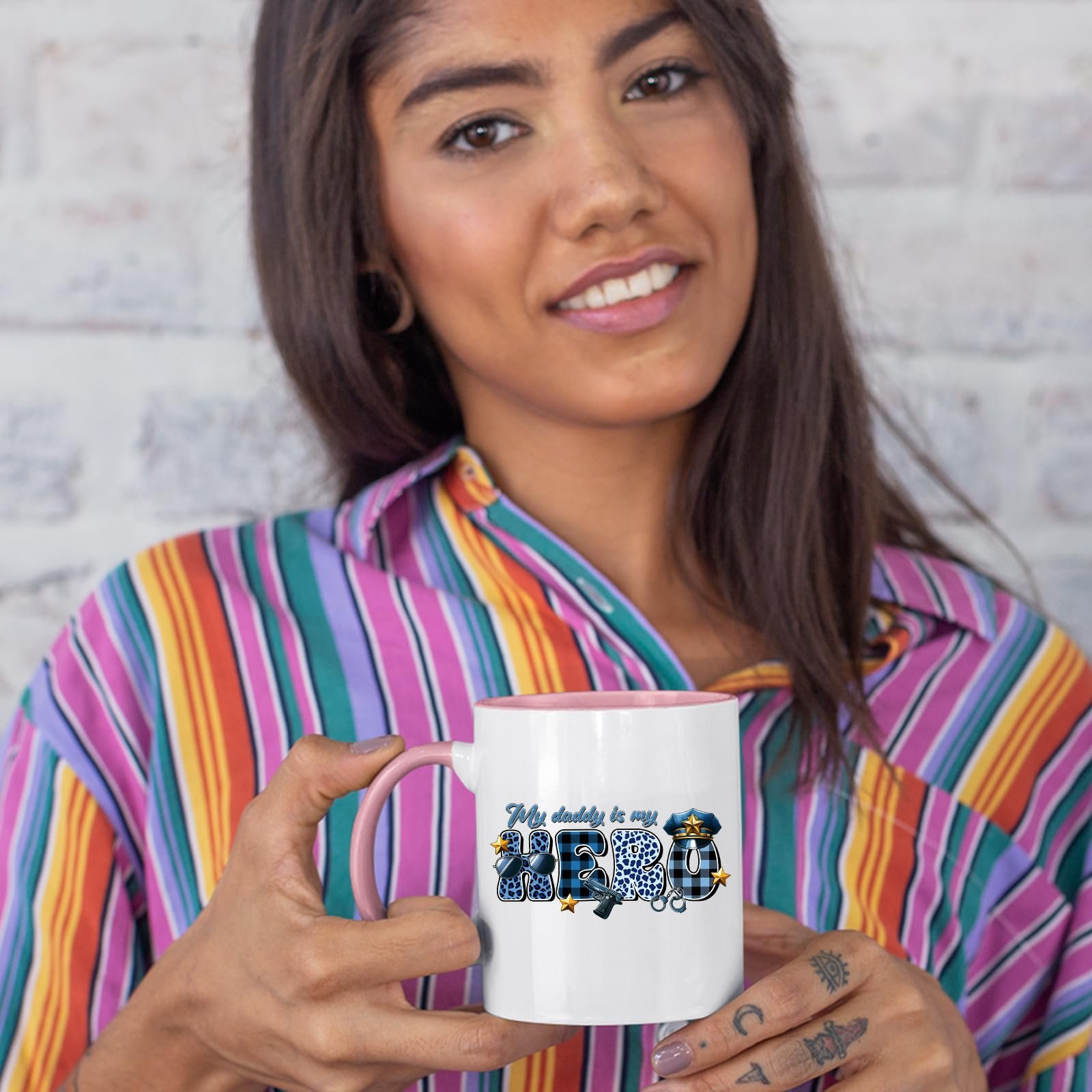 71r 5gkltql.jpg Woman in a striped shirt holding the My Daddy Is My Hero police colour handle mug