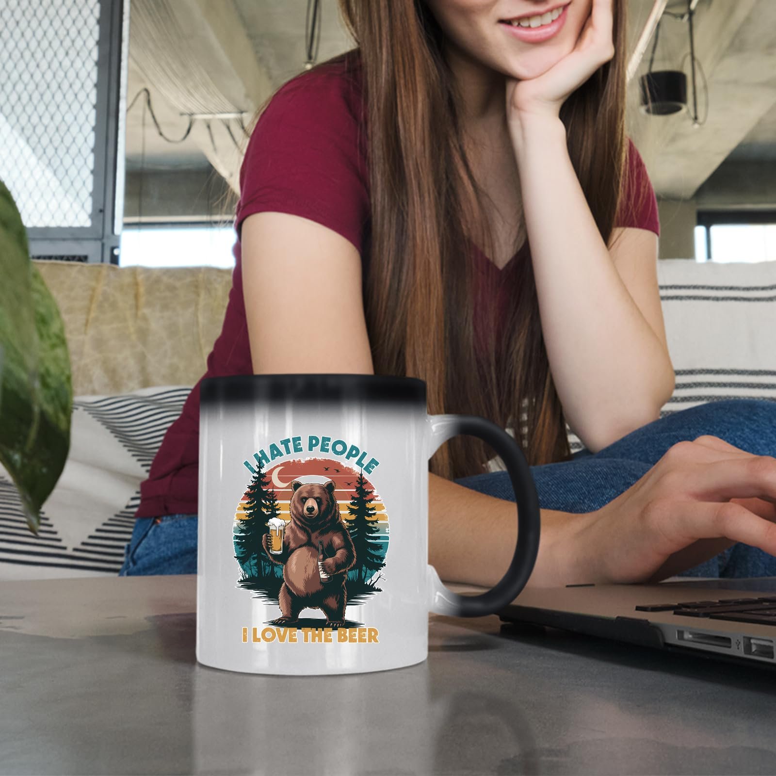 71rpra sv8l.jpg Woman at a laptop with the beer-loving bear colour changing mug