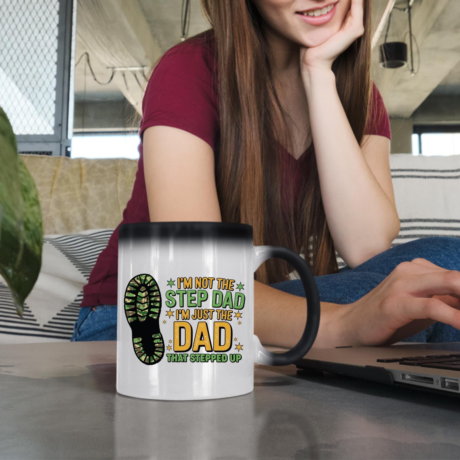 71wxnekanul.jpg Woman at a laptop with the Dad That Stepped Up colour changing mug