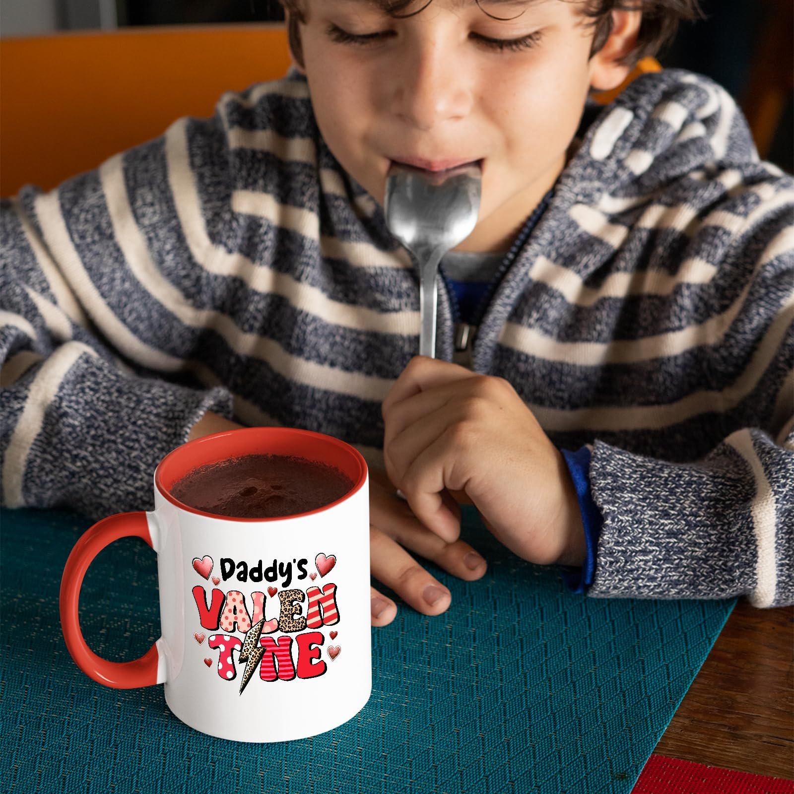 81eiczxgaml.jpg Child with a spoon next to the Daddy’s Valentine mug with a red handle