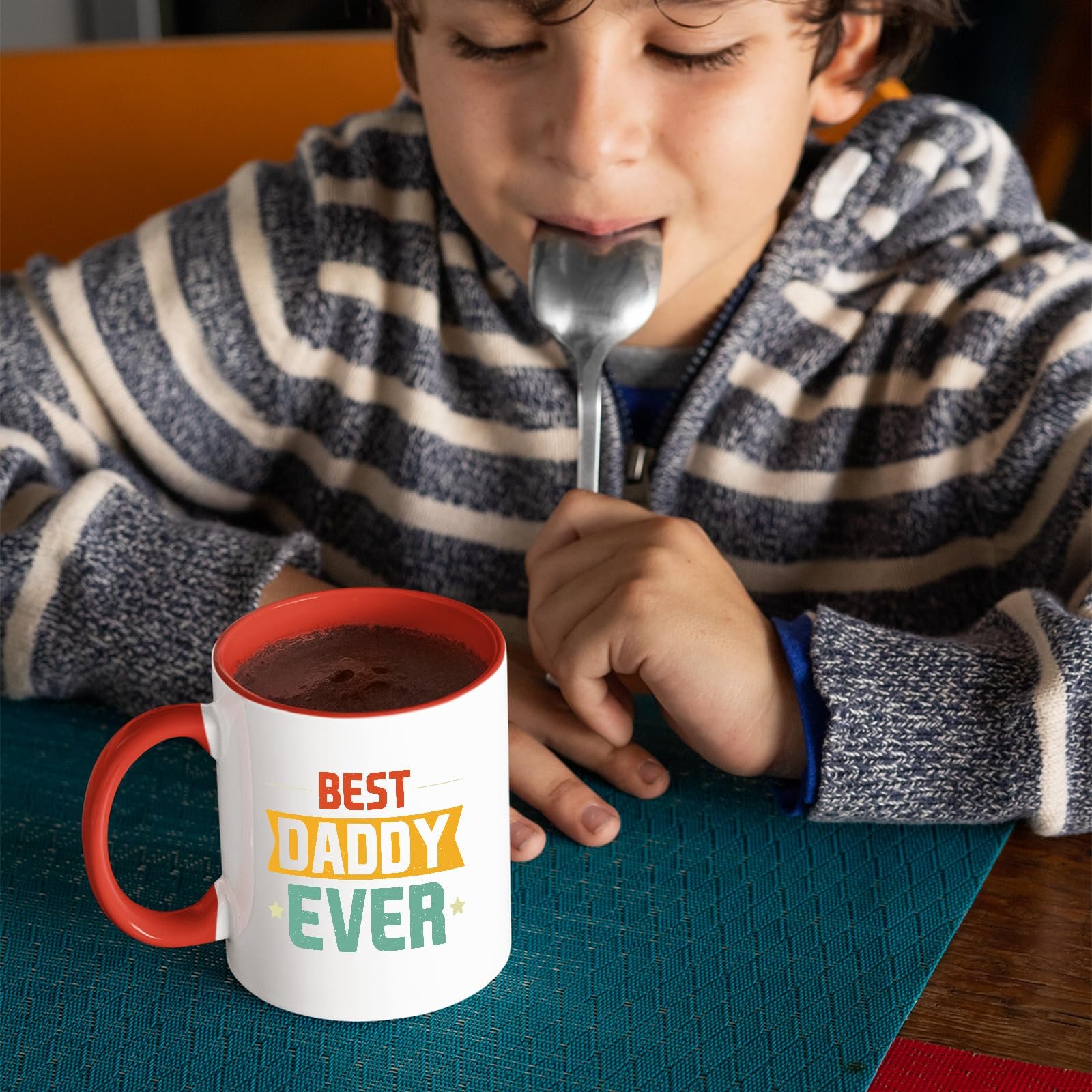 81unur r1al.jpg Child with a spoon next to the Best Daddy Ever retro mug with a red handle