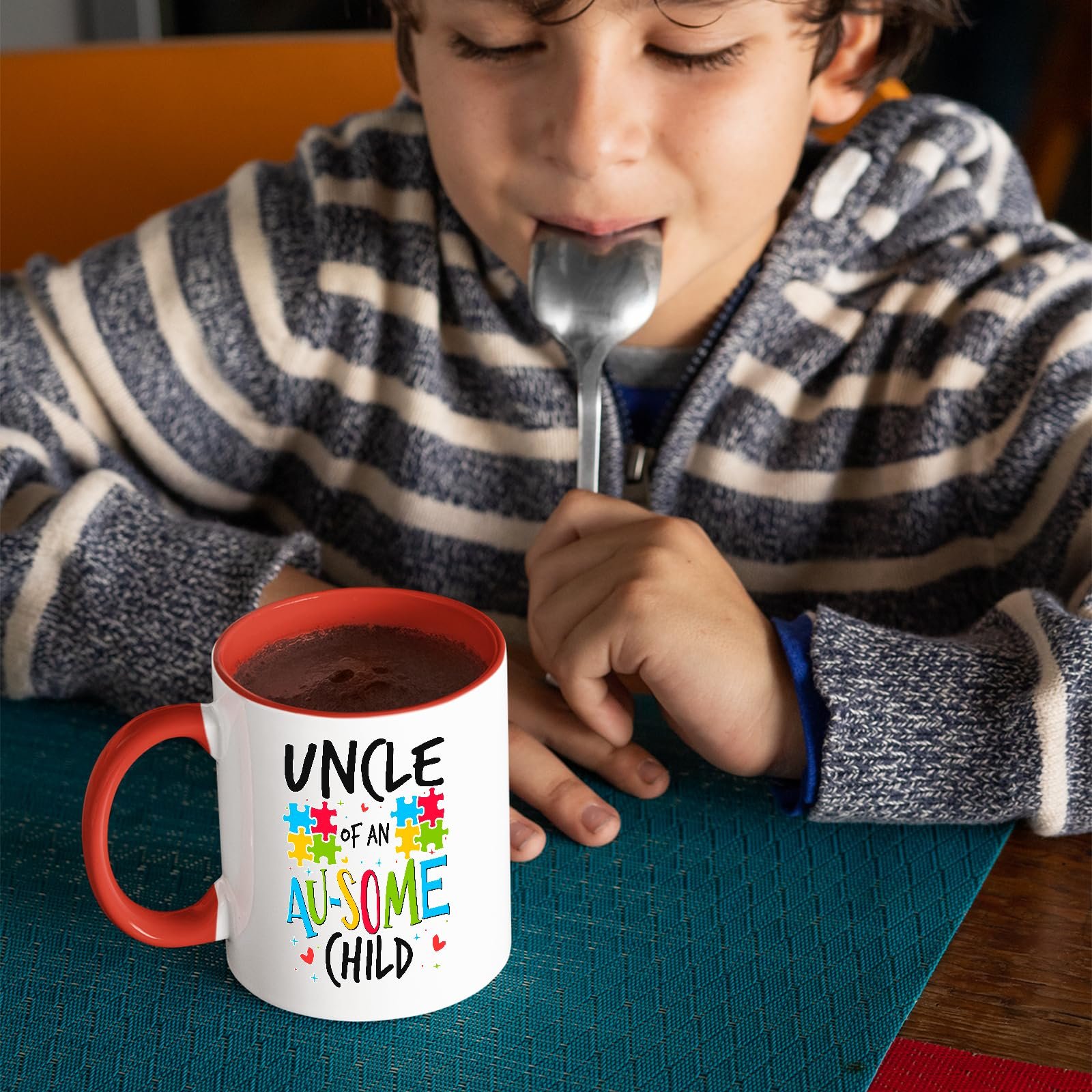 81miklptlsl.jpg Child with a spoon next to the Uncle of an Au-Some Child mug with a red handle
