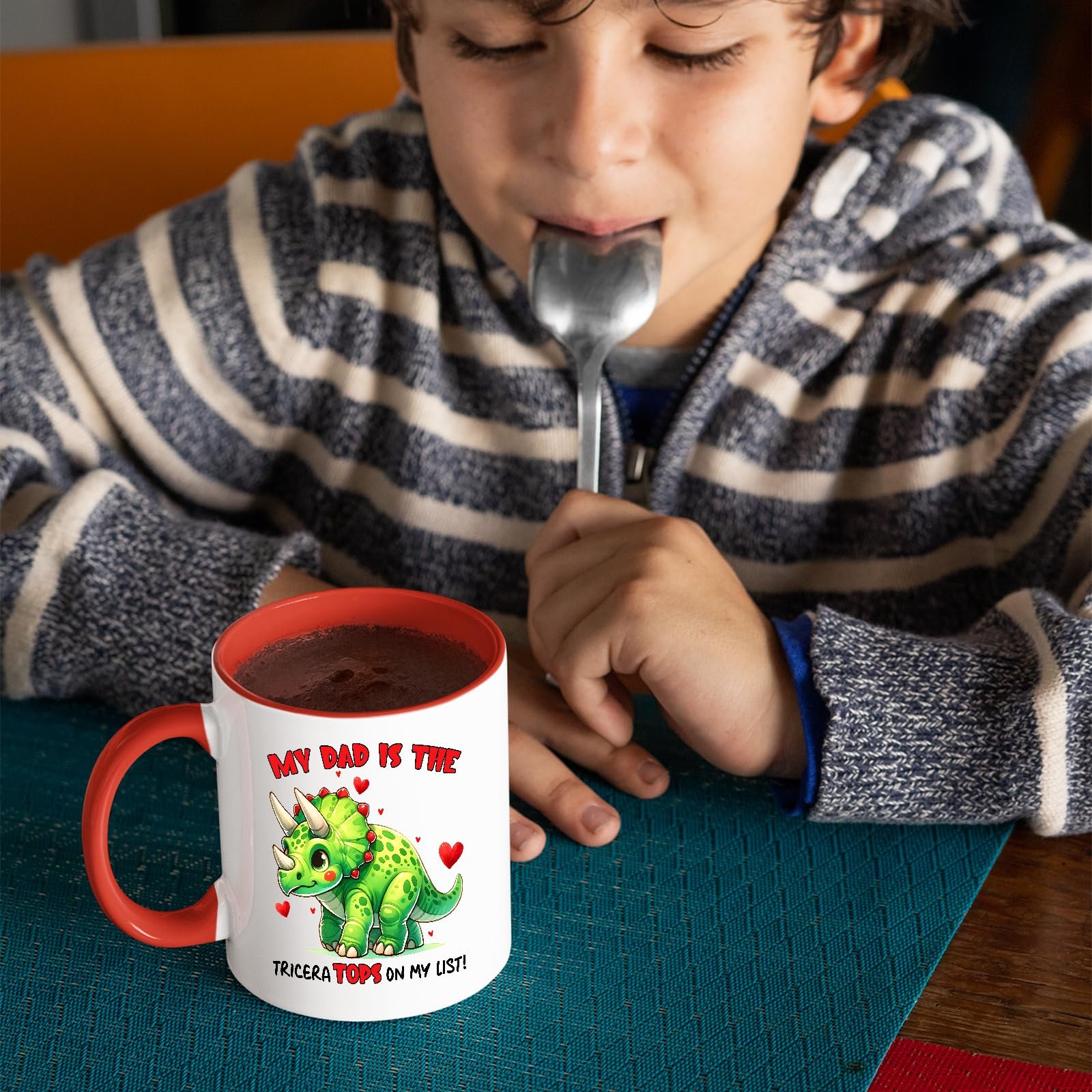 81ncnlwkhzl.jpg Child with a spoon next to the Triceratops dad mug with a red handle